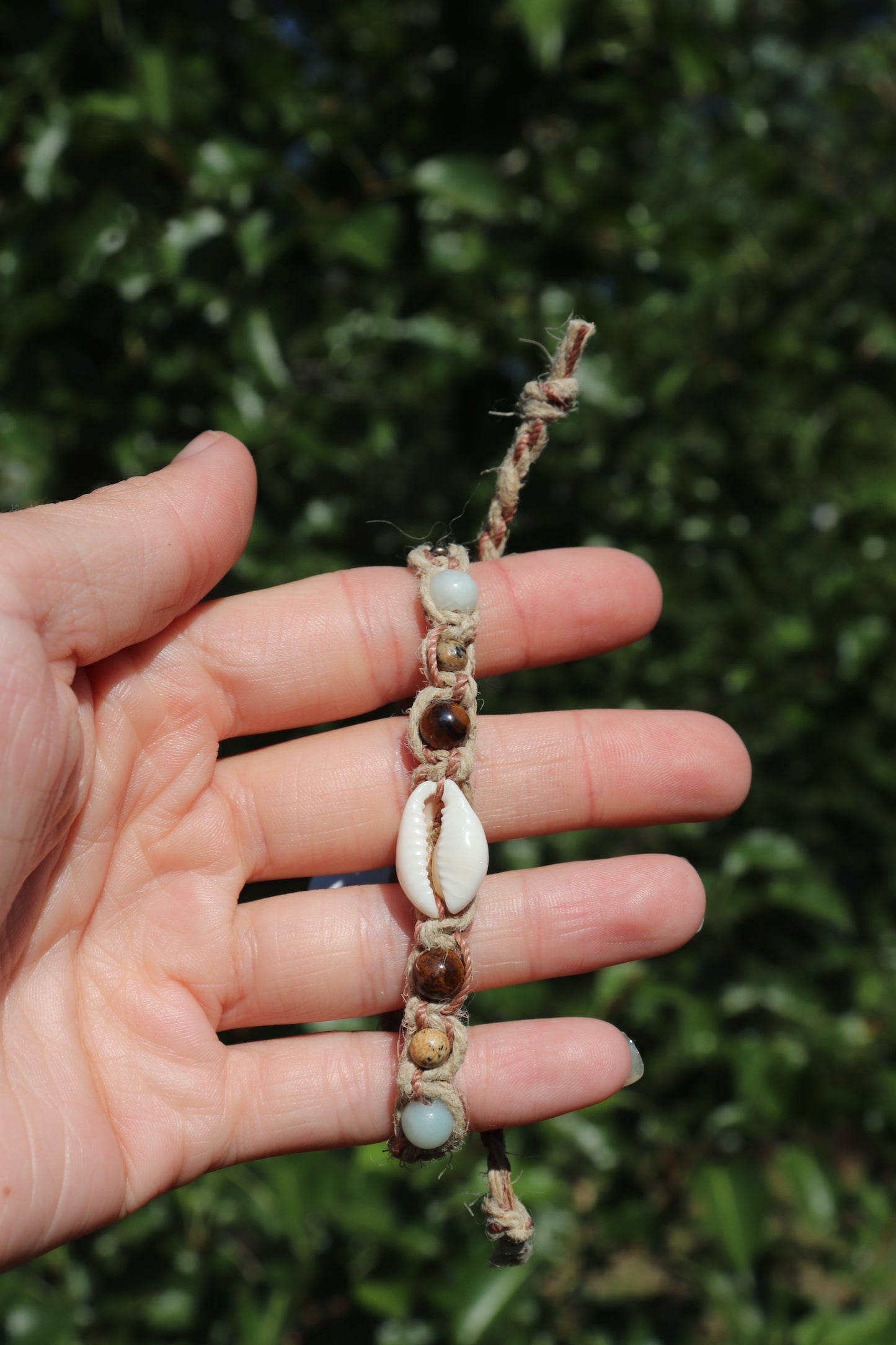 Shell Hemp Macramé Bracelet